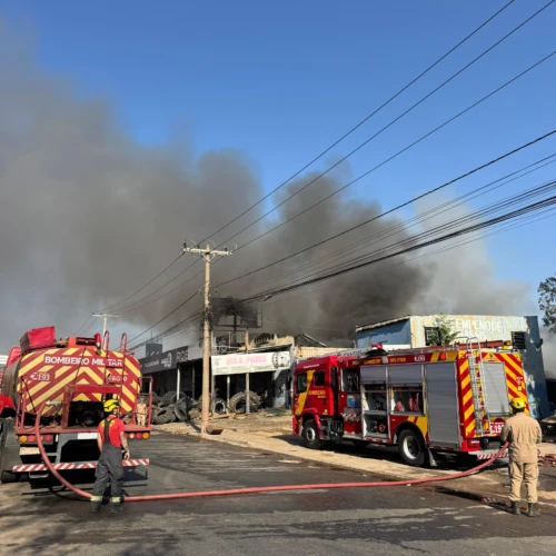 Incêndio atinge loja de pneus no Parque Oeste Industrial em Goiânia