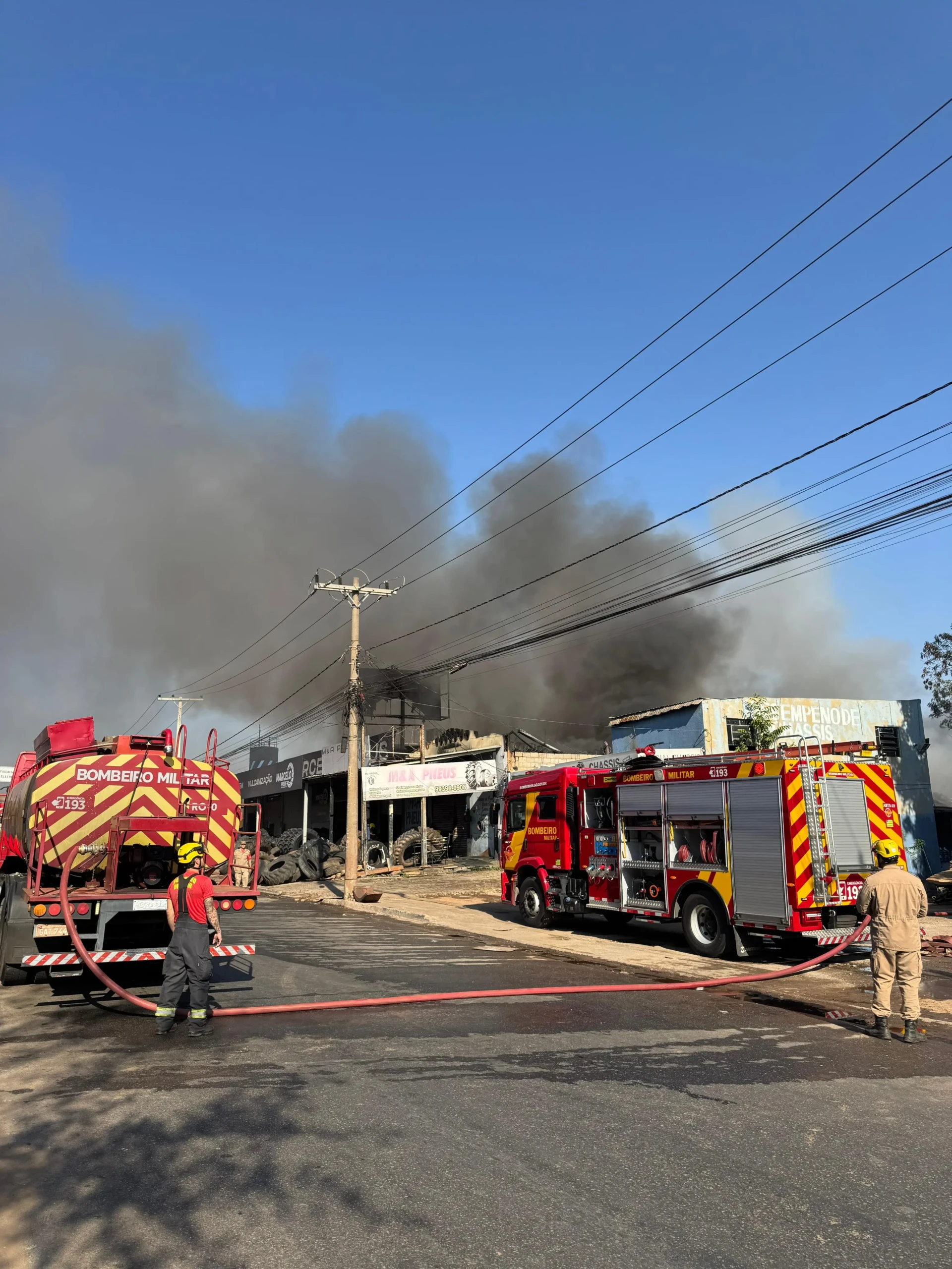 Incêndio atinge loja de pneus no Parque Oeste Industrial em Goiânia