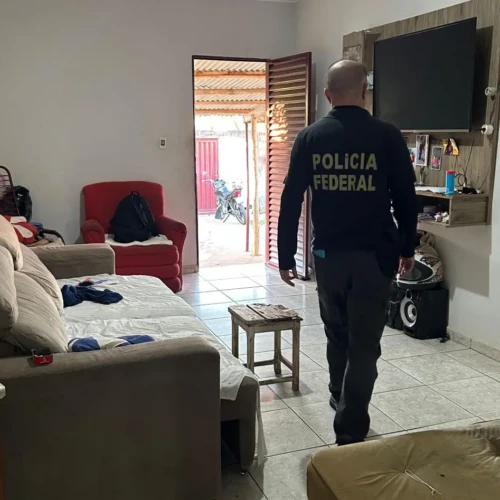 Agentes cumpriram mandados na casa do suspeito em Catalão nesta terça-feira - Foto divulgação PF