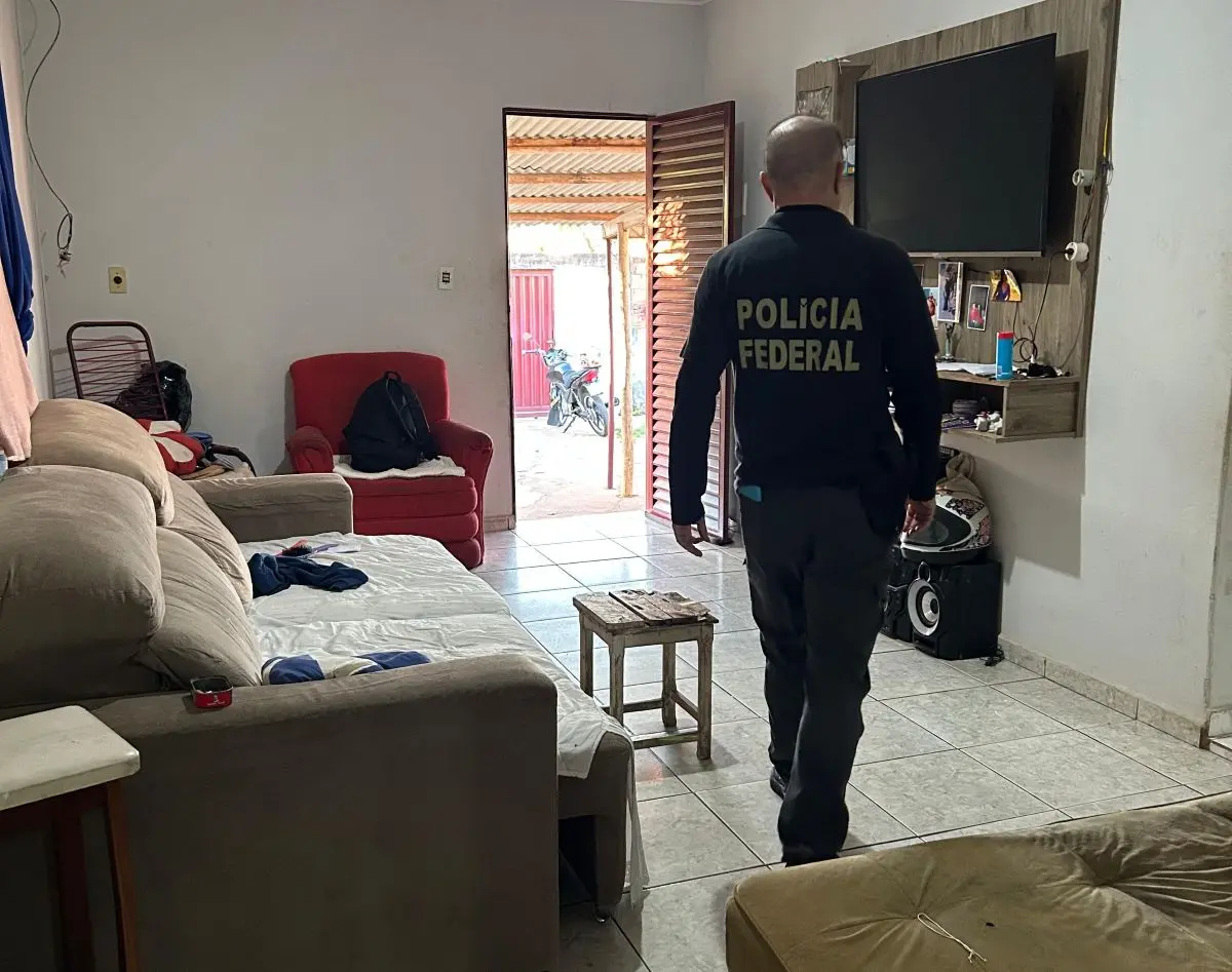 Agentes cumpriram mandados na casa do suspeito em Catalão nesta terça-feira - Foto divulgação PF