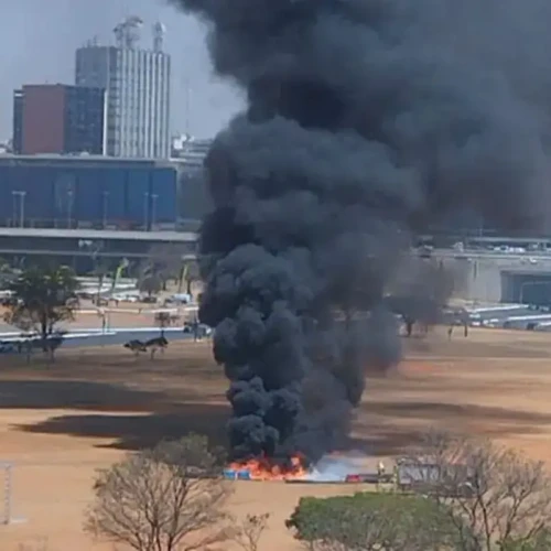 Banheiros químicos são incendiados na Esplanada dos Ministérios em frente a Rodoviária do Plano Piloto - Foto Antonio Cruvinel Divulgação Agência Brasil