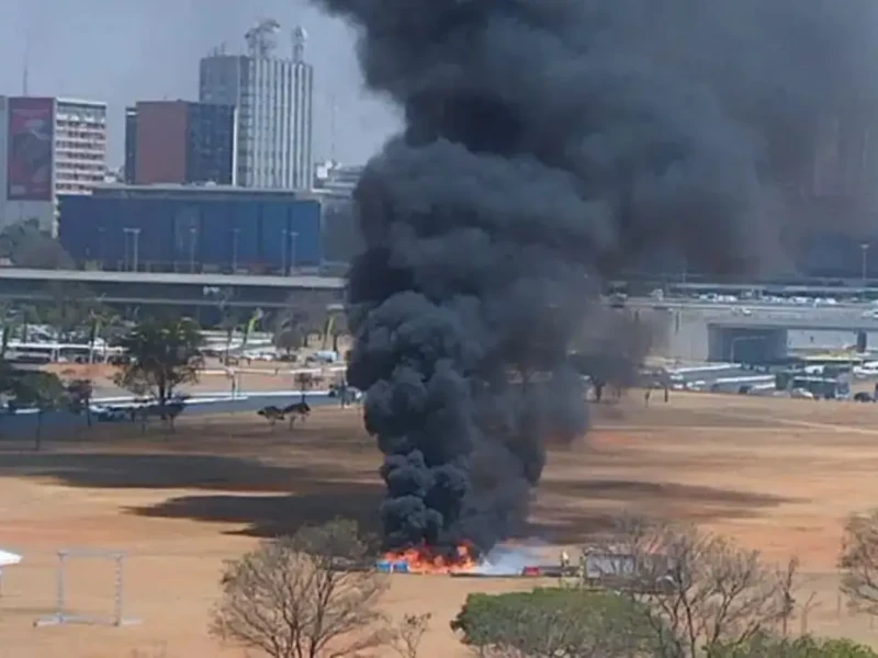 Banheiros químicos são incendiados na Esplanada dos Ministérios em frente a Rodoviária do Plano Piloto - Foto Antonio Cruvinel Divulgação Agência Brasil