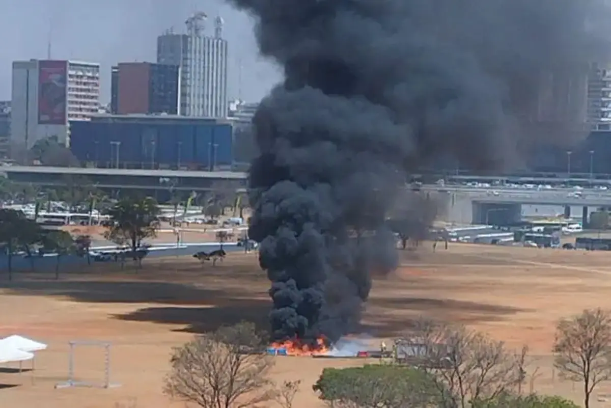 Banheiros químicos são incendiados na Esplanada dos Ministérios em frente a Rodoviária do Plano Piloto - Foto Antonio Cruvinel Divulgação Agência Brasil