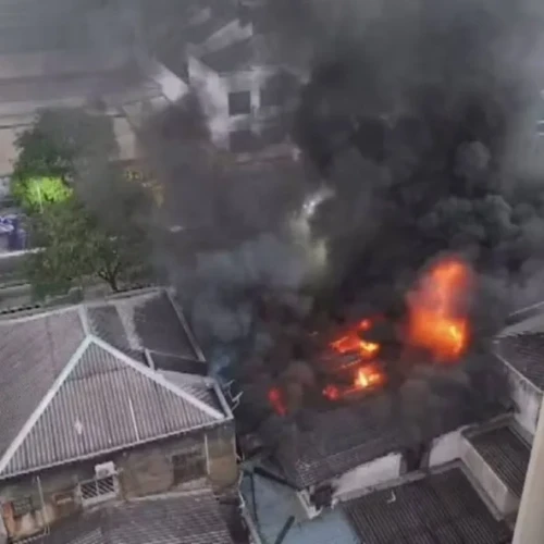 Incêndio atinge lojas no Setor Central de Goiânia; bombeiros atuam para evitar propagação