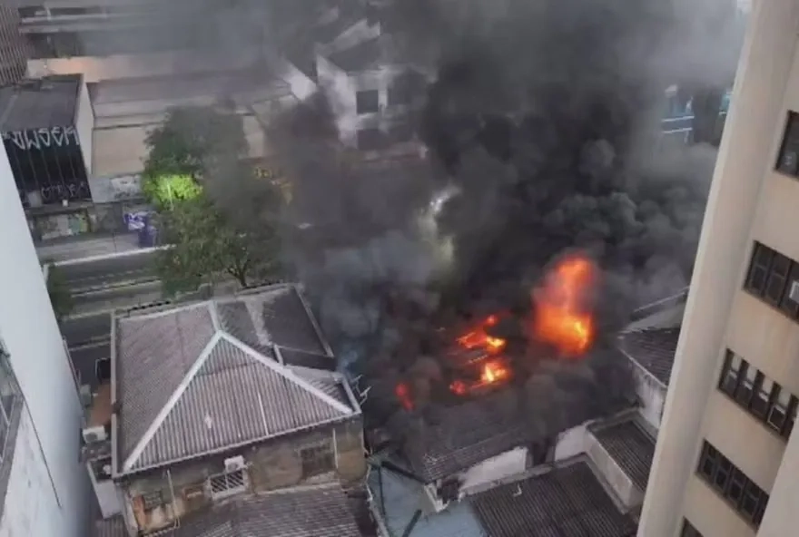 Incêndio atinge lojas no Setor Central de Goiânia; bombeiros atuam para evitar propagação