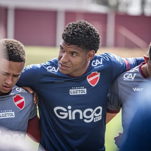 Paulo Turra faz mistério e não confirma retorno de Halls ao gol do Vila Nova