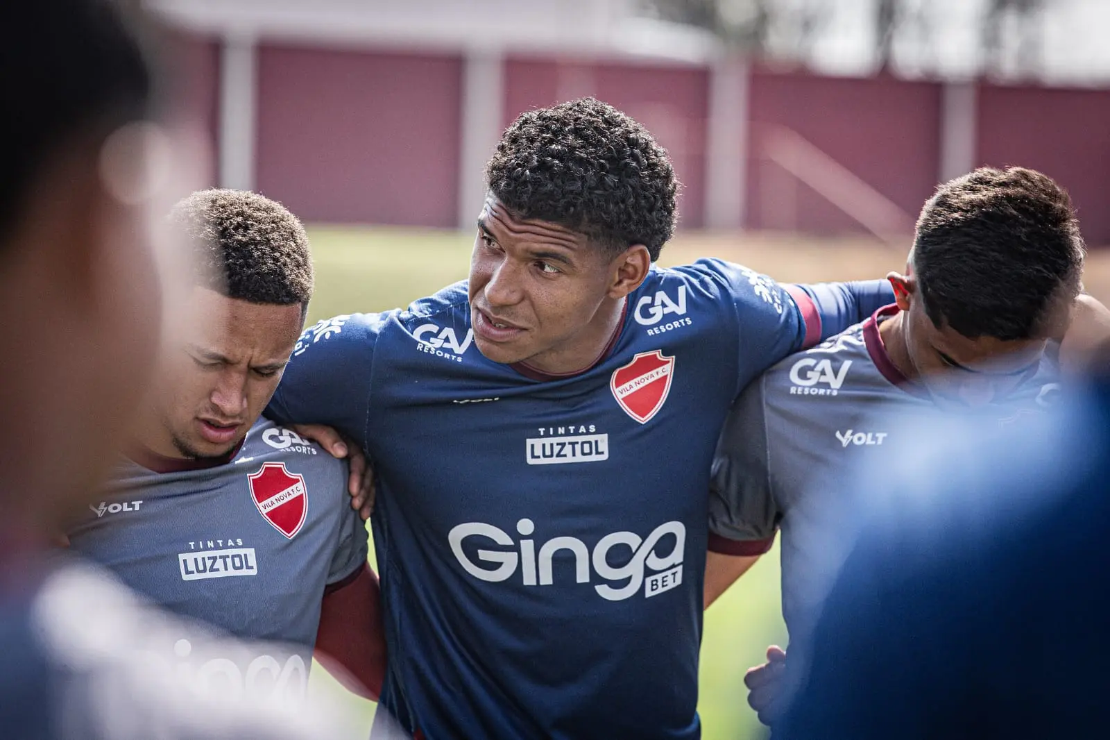 Paulo Turra faz mistério e não confirma retorno de Halls ao gol do Vila Nova