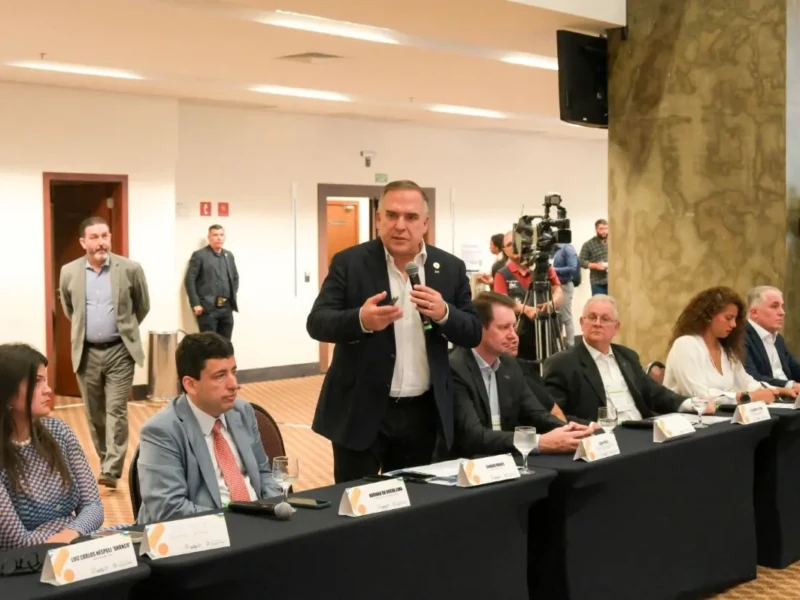 Prefeito Sandro Mabel participou da abertura do Fórum - Foto Altair Tavares DG