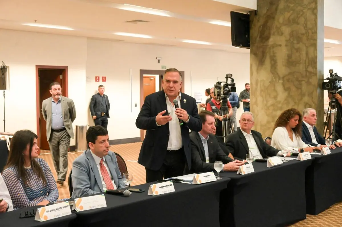 Prefeito Sandro Mabel participou da abertura do Fórum - Foto Altair Tavares DG