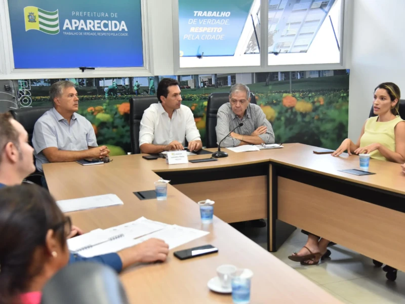 Aparecida articula novo programa para inserir beneficiários do CadÚnico no mercado de trabalho