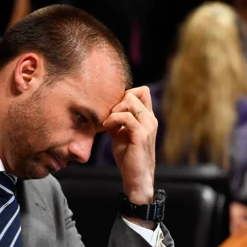 Câmara barra indicação de Eduardo Bolsonaro para liderança da minoria por ausência no país