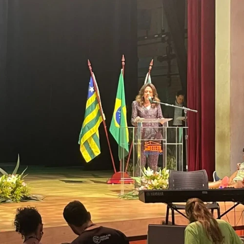 Goiás entrega cartões de programas que incentivam estudantes de cursos profissionalizantes