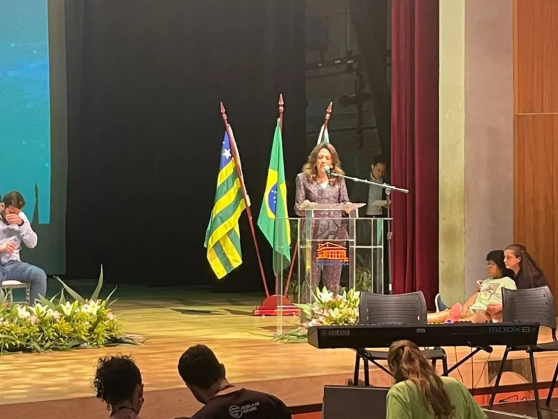 Goiás entrega cartões de programas que incentivam estudantes de cursos profissionalizantes