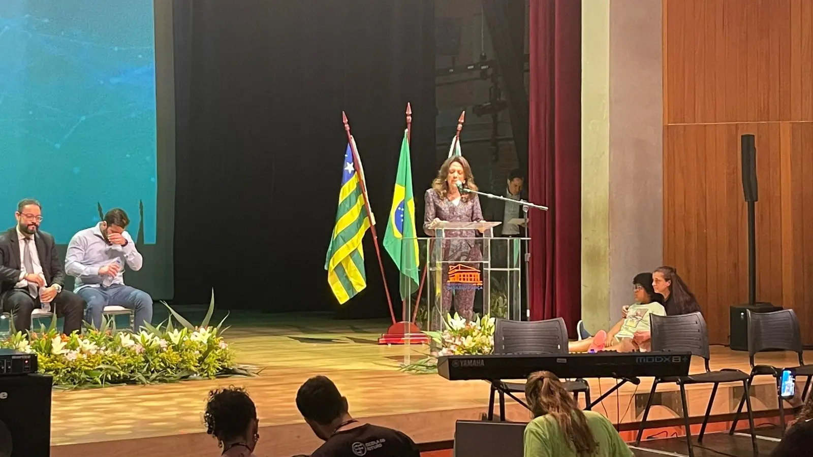 Goiás entrega cartões de programas que incentivam estudantes de cursos profissionalizantes