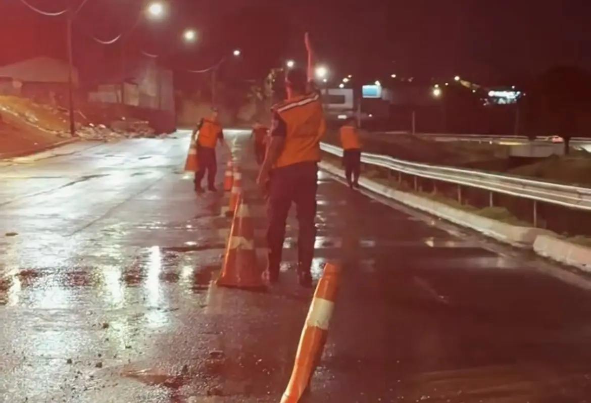 Bloqueio marginal - Reprodução Prefeitura