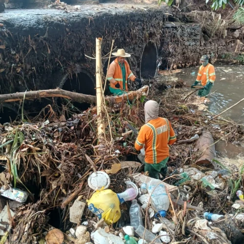 Comurg realiza limpeza nos leitos dos rios em Goiania_Luciano Magalhaes Diniz