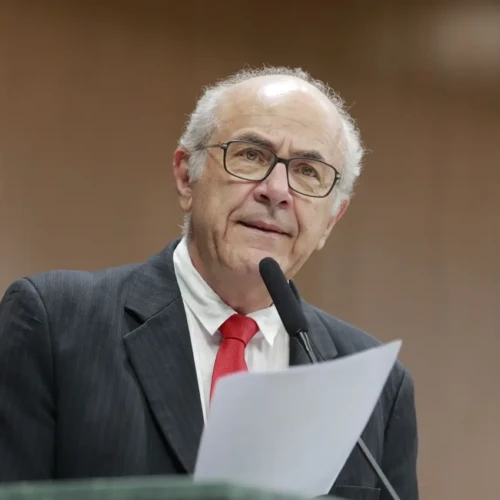 Deputado do PT denuncia açougue após cartaz contra clientes de determinada ideologia