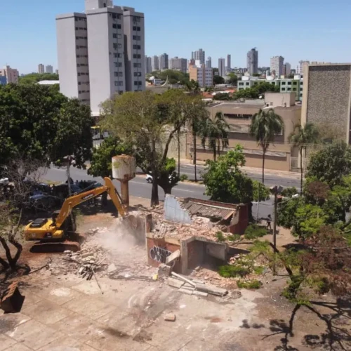 Prefeitura iniciou demolição de prédios abandonados Foto Alex Malheiros