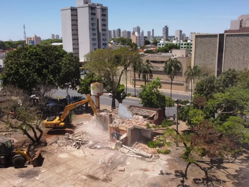 Prefeitura iniciou demolição de prédios abandonados Foto Alex Malheiros