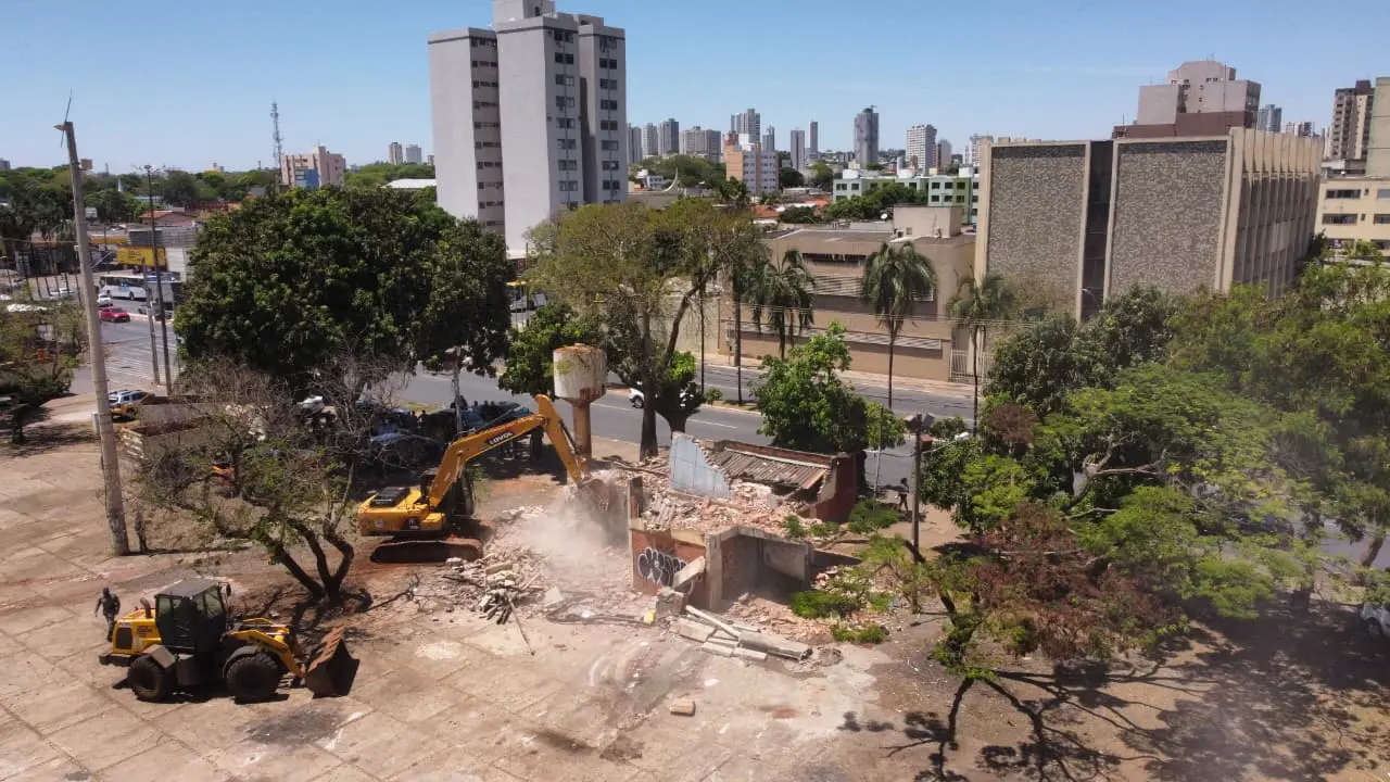 Prefeitura iniciou demolição de prédios abandonados Foto Alex Malheiros
