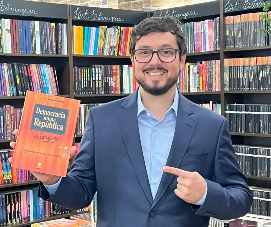 Luiz Augusto Araujo lança livro sobre memórias e ficção da vida em repúblicas estudantis