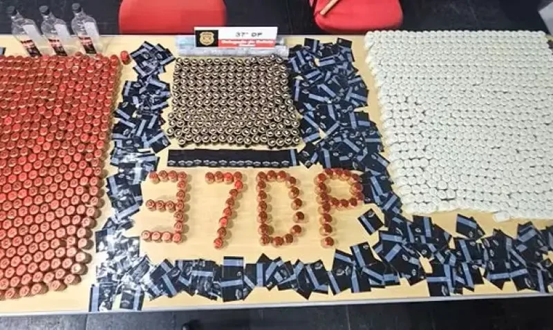 Milhares de lacres, tampas e rótulos falsificados foram apreendidos Foto divulgação Polícia Civil SP