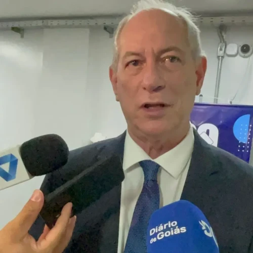 Ciro Gomes faz mistério e deixa em aberto possível candidatura em 2026 durante palestra em Goiânia