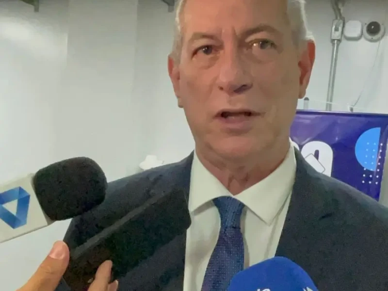 Ciro Gomes faz mistério e deixa em aberto possível candidatura em 2026 durante palestra em Goiânia