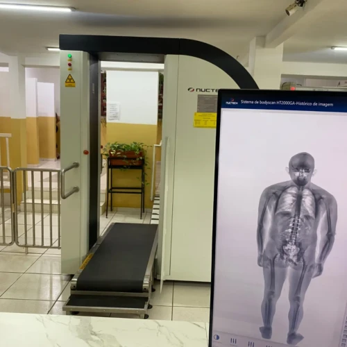 Scanners agora estão em todas as unidades prisionais para evitar entrada de ilícitos e humanizar revista Foto Polícia Penal