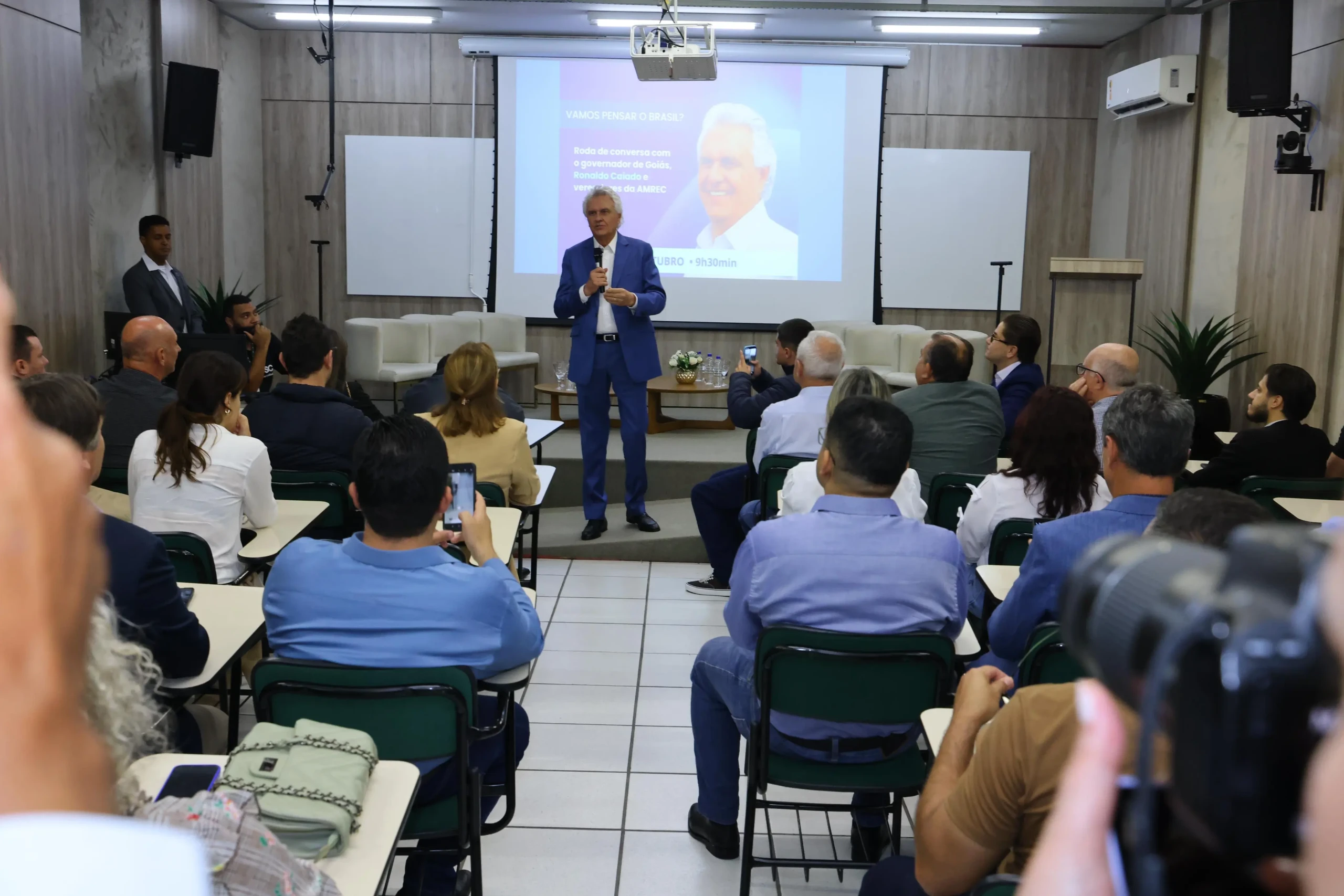 Caiado cumpre agendas em Criciúma e defende descentralização política e fortalecimento dos Estados