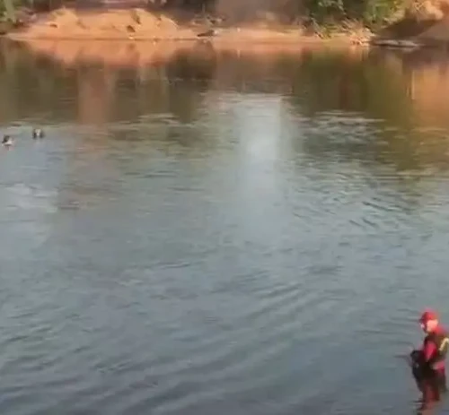 Corpo de mulher é encontrado dentro de carro que caiu no Rio das Almas, em São Luiz do Norte