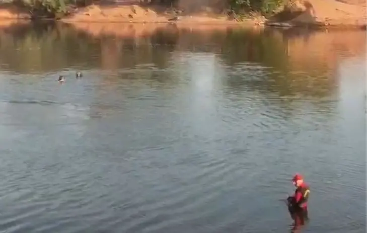 Corpo de mulher é encontrado dentro de carro que caiu no Rio das Almas, em São Luiz do Norte