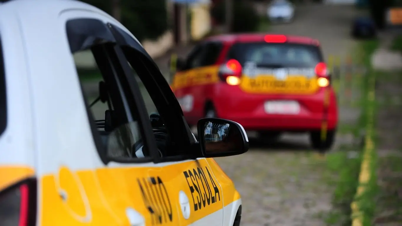 Governo propõe fim da obrigatoriedade de aulas em autoescola para tirar CNH