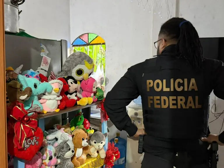 Agentes flagraram brinquedos usados para atrair as vítimas Foto divulgação PF