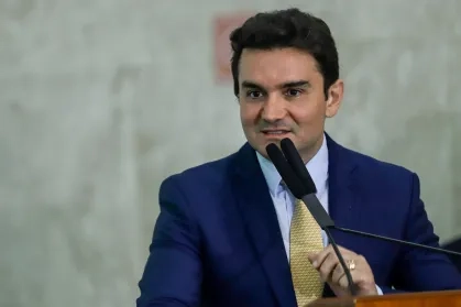 Celso Sabino rebate críticas de Caiado e defende permanência no governo Lula