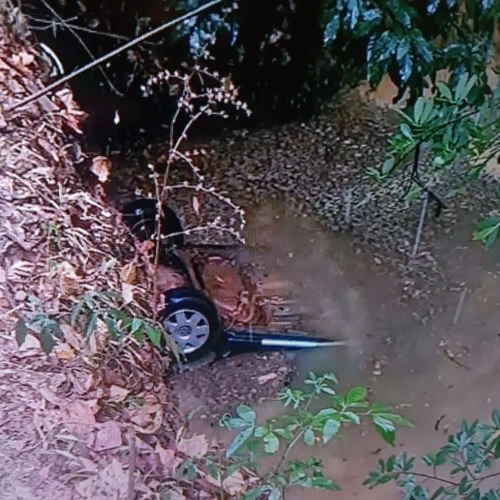 Carro ficou quase todo submerso ao cair no rio, matando sete pessoas - Foto reprodução Tv Anhanguera
