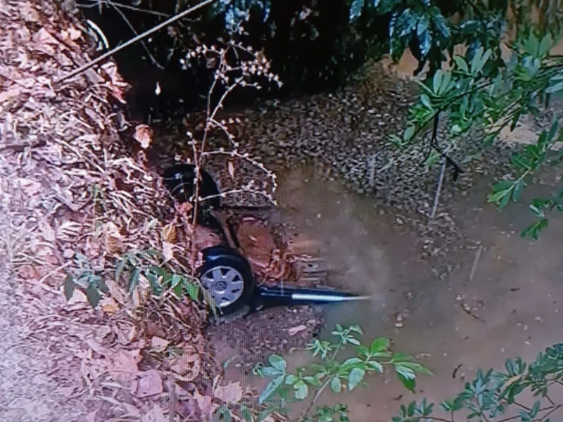 Carro ficou quase todo submerso ao cair no rio, matando sete pessoas - Foto reprodução Tv Anhanguera