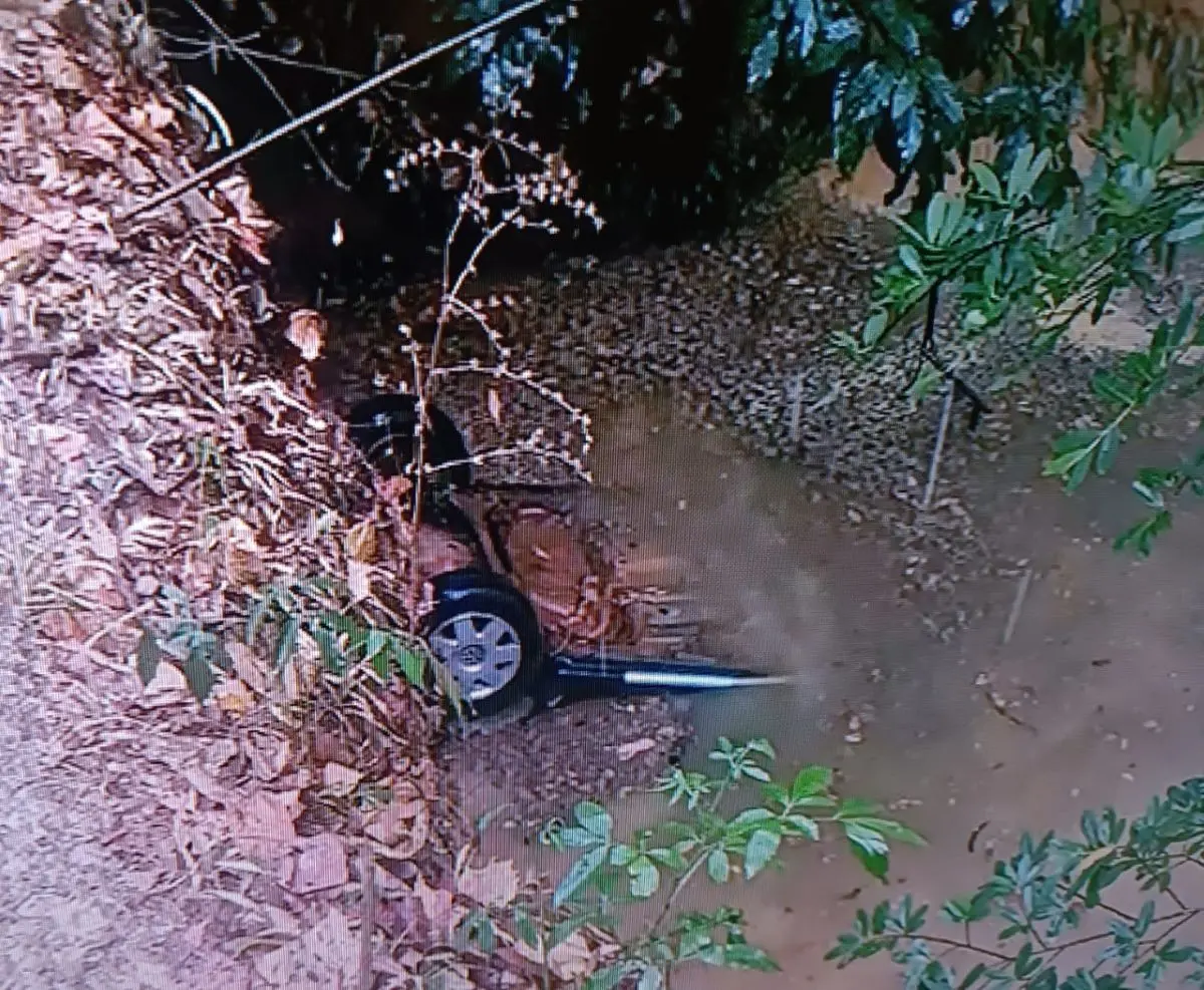 Carro ficou quase todo submerso ao cair no rio, matando sete pessoas - Foto reprodução Tv Anhanguera