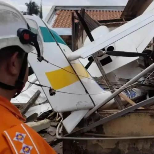 Destroços do monomotor que caiu nesta segunda-feira em Goiânia Foto reprodução redes sociais