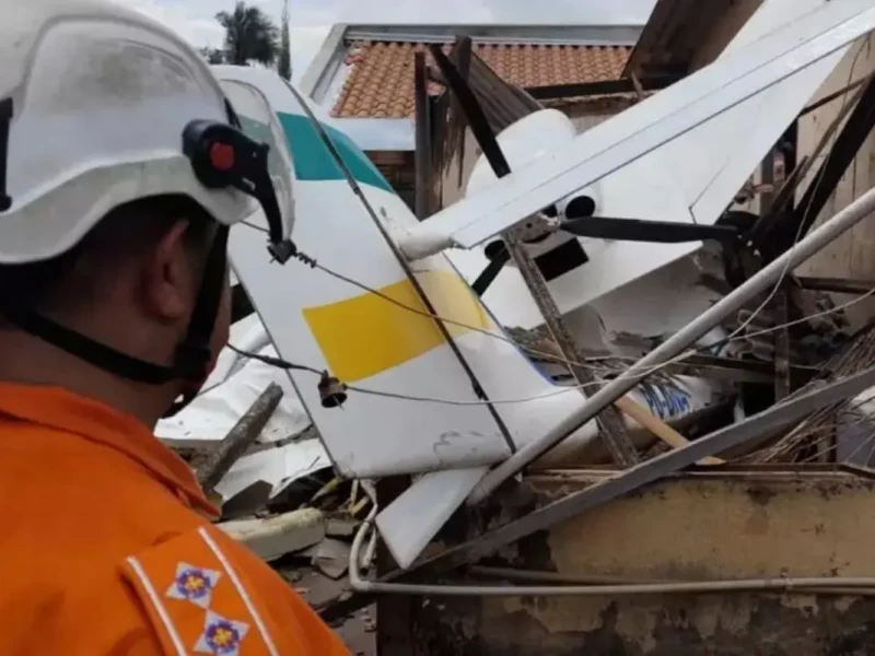 Destroços do monomotor que caiu nesta segunda-feira em Goiânia Foto reprodução redes sociais
