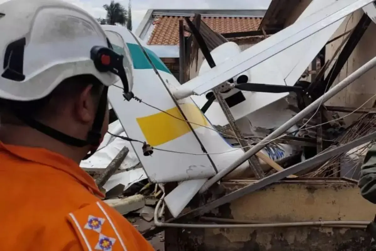 Destroços do monomotor que caiu nesta segunda-feira em Goiânia Foto reprodução redes sociais