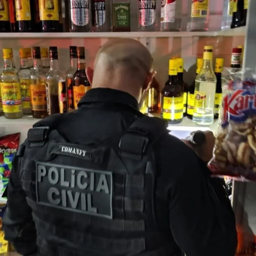 Agentes estão conferindo sinais de falsificação e recolhendo produtos suspeitos Foto Giovana Cruz