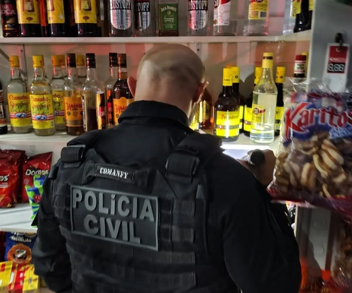 Agentes estão conferindo sinais de falsificação e recolhendo produtos suspeitos Foto Giovana Cruz