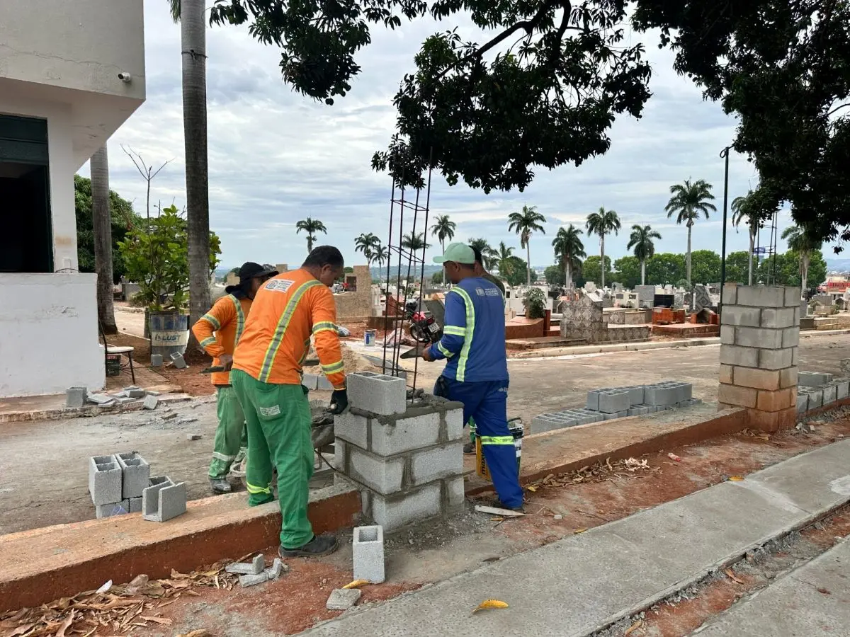 Equipes estão consertando o muro e fazendo a calçada - Foto Luciano Magalhães