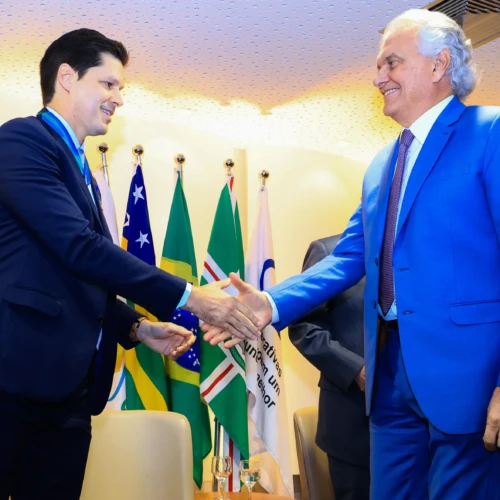 A cerimônia, realizada em Goiânia, reuniu o governador Ronaldo Caiado, o prefeito de Goiânia Sandro Mabel, secretários de Estado e diversas lideranças do setor.