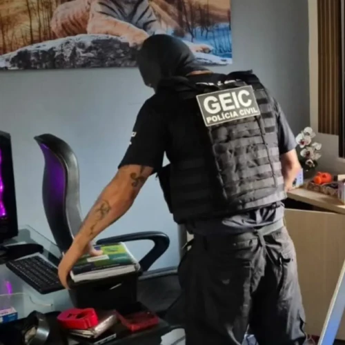 Agentes fizeram buscas e levaram celulares do suspeito Foto Polícia Civil de Goiás