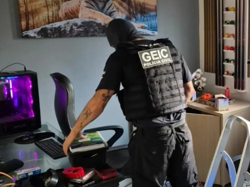 Agentes fizeram buscas e levaram celulares do suspeito Foto Polícia Civil de Goiás