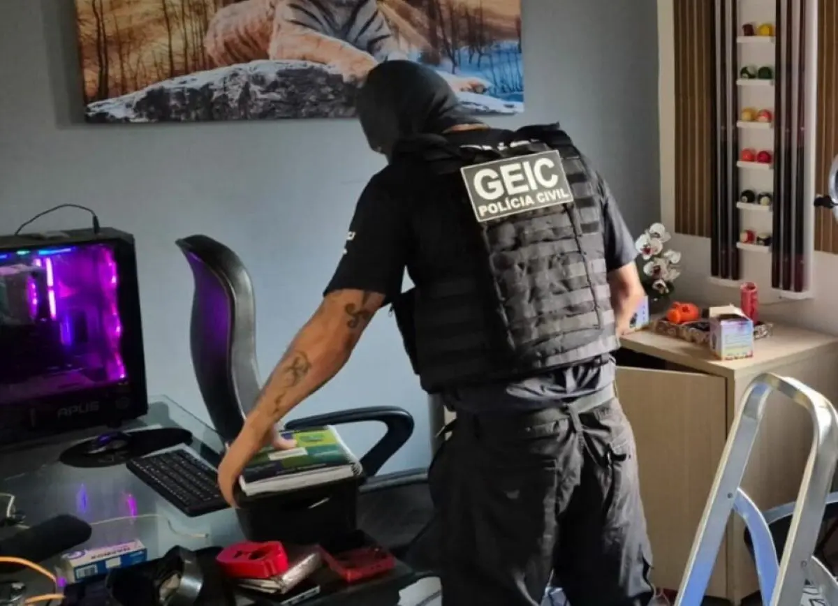 Agentes fizeram buscas e levaram celulares do suspeito Foto Polícia Civil de Goiás