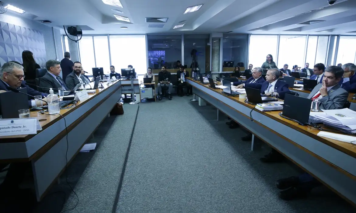 CPMI do INSS ouve ex-dirigentes sobre R$ 1,1 bilhão em descontos indevidos a aposentados