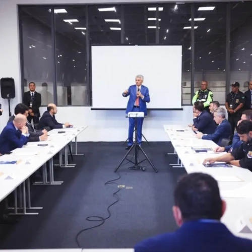 Caiado-no-Congresso-de-Operacoes-Policiais_Hegon-Correa-1215x811